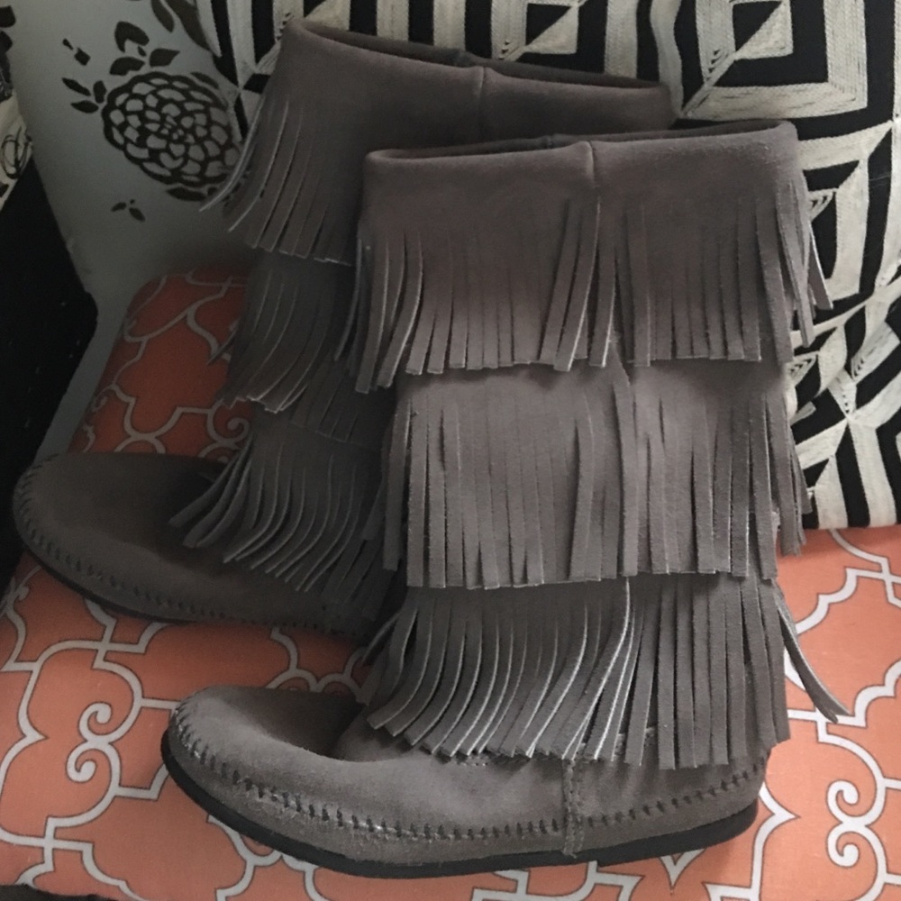 Gray Minnetonka fringe moccasins